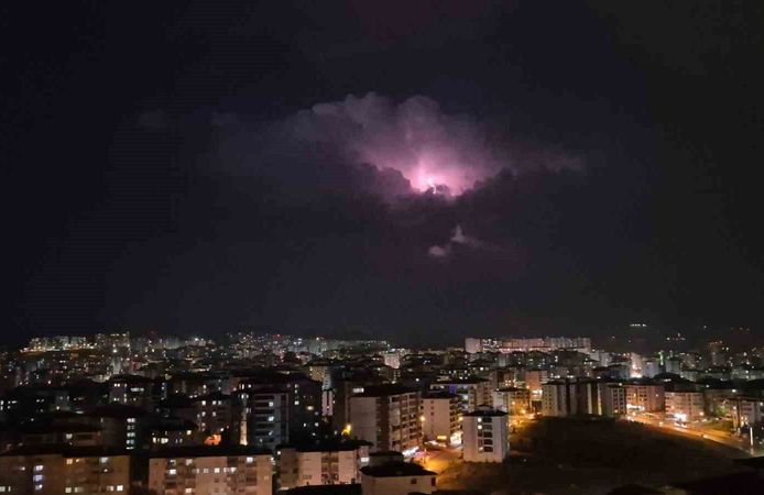 Elazığ'da bulutların arasında şimşek gösterisi
