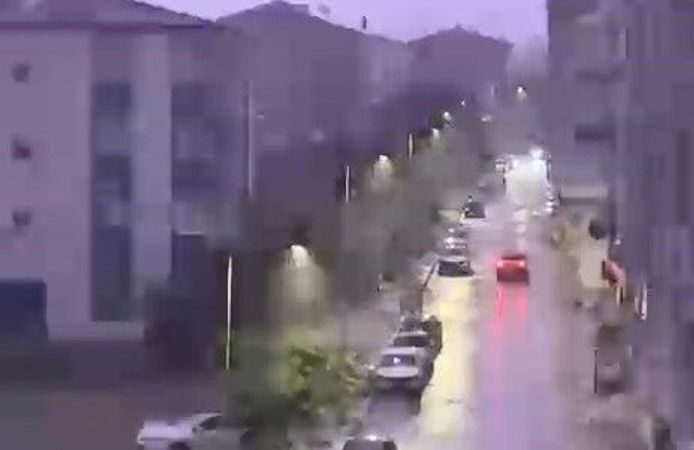 Elazığ'da şimşekler geceyi aydınlattı