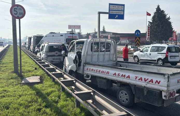 Eskişehir çevreyolunda pikap hafif ticari araca çarptı: 7 yaralı