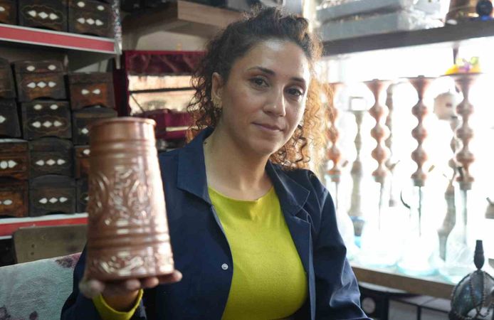 Kadın bakır ustası erkeklere taş çıkartıyor