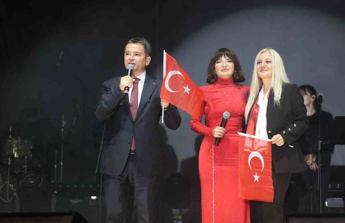 Osmangazi'de Cumhuriyet coşkusu Göksel'in şarkılarıyla taçlandı
