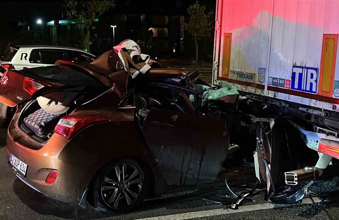 Otomobil lastiği patlayan tıra ok gibi saplandı: 2 yaralı