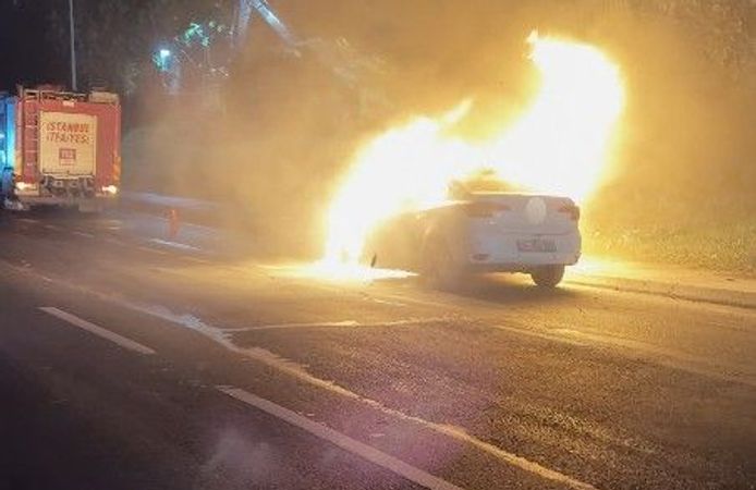 Sultangazi'de seyir halindeki otomobil alev topuna döndü