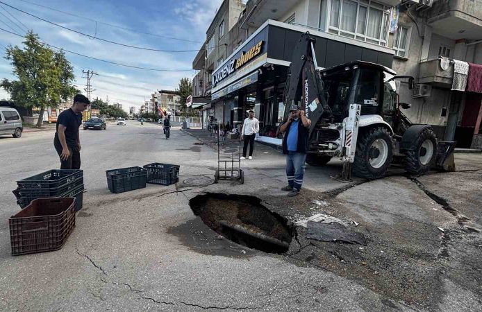 Yol çöktü, çevre esnafı çukuru kasalarla kapattı