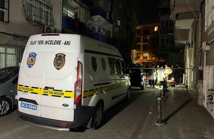 Zeytinburnu'nda ihbar üzerine adrese giden polis ekiplerine ateş açan şüpheli etkisiz hale getirildi