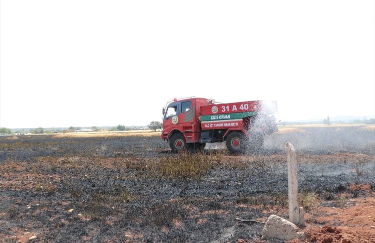 Kilis'te çıkan yangında yaklaşık 150 dönümlük buğday tarlası zarar gördü