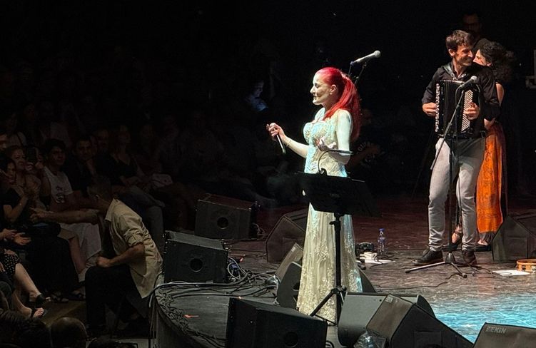 Candan Erçetin ve Barcelona Gipsy Klezmer Orkestrası Bursa'da konser verdi