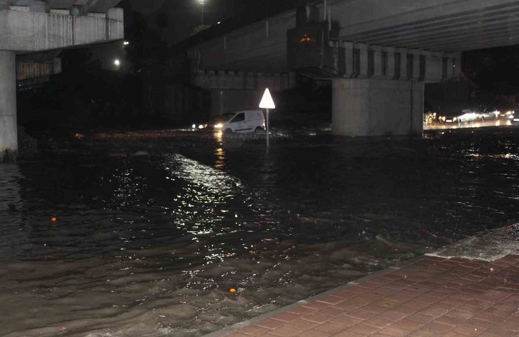 Adana'da gece bastıran sağanak yağış yolları göle çevirdi