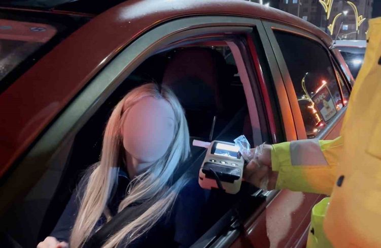 Alkollü kadın sürücünün ehliyetine el konuldu