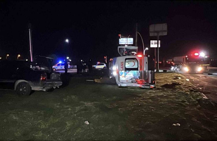 Manisa'da otomobil ile ambulans çarpıştı: 5 yaralı