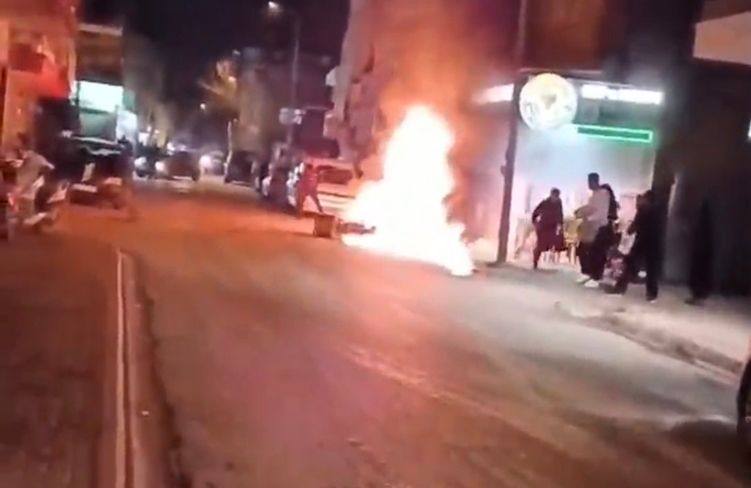 Motosiklet alev alev yandı