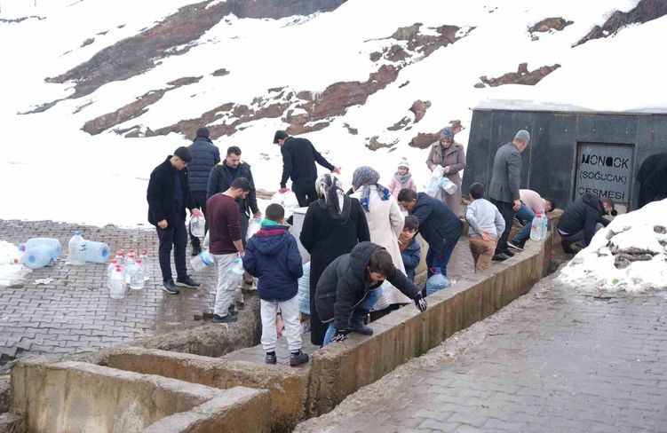 Muş'ta şebeke suyunda bakteri tespit edildi, vatandaşlar çeşmelere akın etti