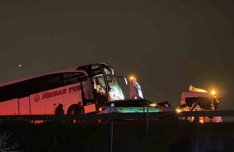 Sakarya'da Anadolu Otoyolu'nda 16 araçlık zincirleme kaza: 14 yaralı