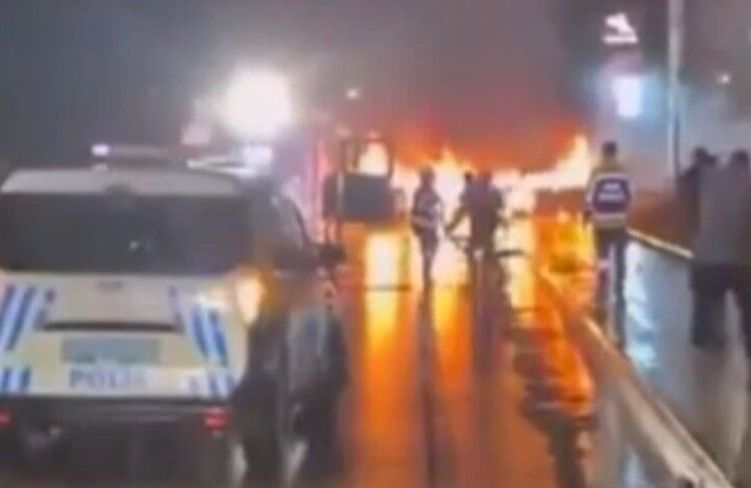 Gaziantep'te çarpışan iki otomobil alev topuna döndü