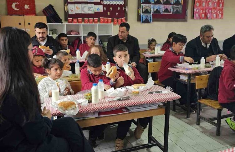 Müdür Bozyel'den köy okulu öğrencilerine döner ve ayran sürprizi
