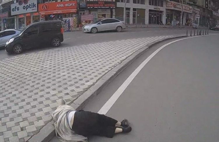 Otobüsün çarptığı genç kadının öldüğü kaza güvenlik kamerasında