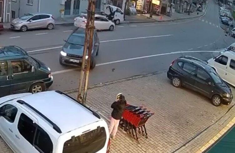 Trabzon'da otomobilin çarptığı genç kadın metrelerce savruldu... O anlar kamerada
