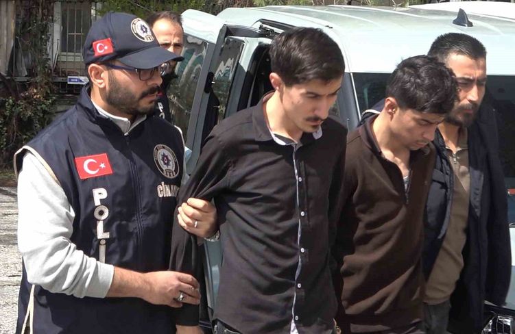 Babalarını katleden iki kardeş tutuklandı