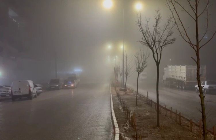 Besni'de sağanak ve sis etkili oldu