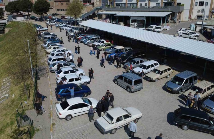 Demirci 2. El Oto Pazarı kapılarını açtı