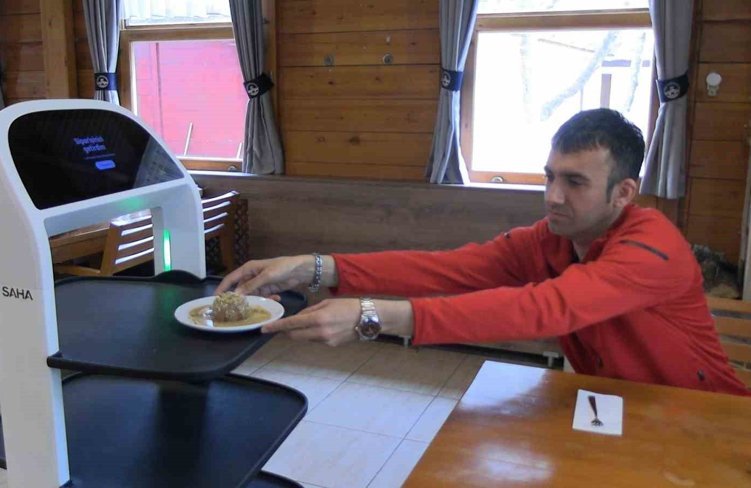 Edirne'de robot garson hizmete başladı, müşteriler memnun