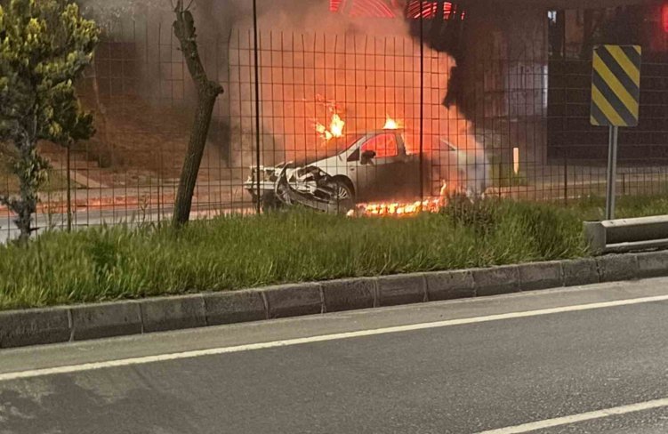 Kaza yapan otomobil alev topuna döndü: Yol trafiğe kapandı