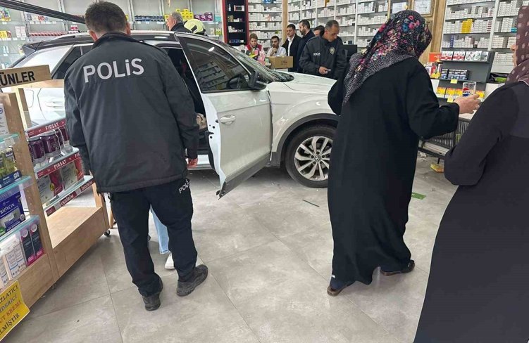 Kontrolden çıkan otomobil eczaneye daldı: 1 yaralı