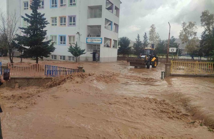 Mardin'de sağanak nedeniyle okulda mahsur kalan 75 öğrenci tahliye edildi