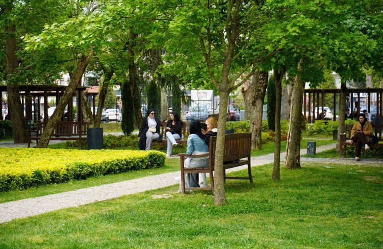 Sakarya'da güneşli havayı fırsat bilen vatandaşlar park ve caddelere akın etti