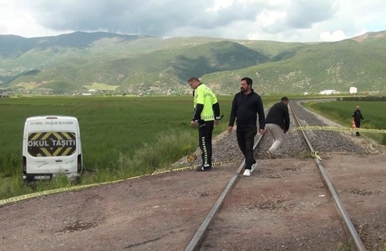 Gaziantep'te öğrenci servisine tren çarptı: 13 öğrenci hafif yaralandı