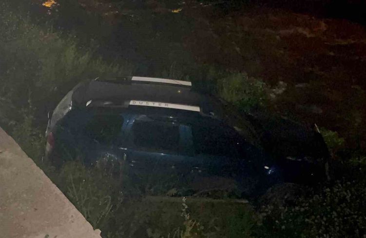 Kontrolden çıkan araç dereye uçtu, kaza sonrası sürücü kaçtı