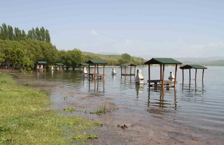 Sivas ile Giresun'un arasında yer alan 64 km'lik baraj dolup taştı
