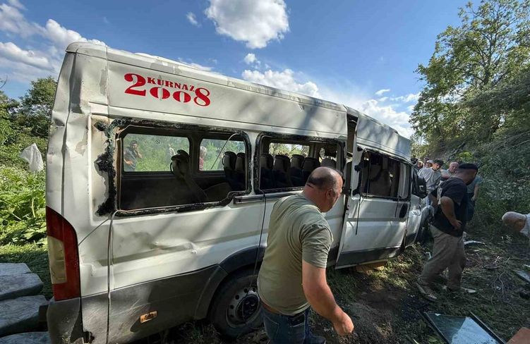 Burdur'da minibüs tarlaya uçtu: 8 yaralı