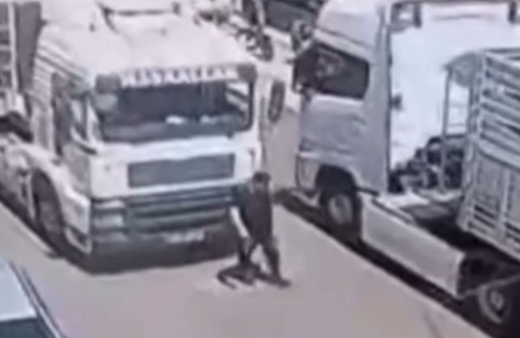 Edirne'de tırın altında kalan yaya hayatını kaybetti