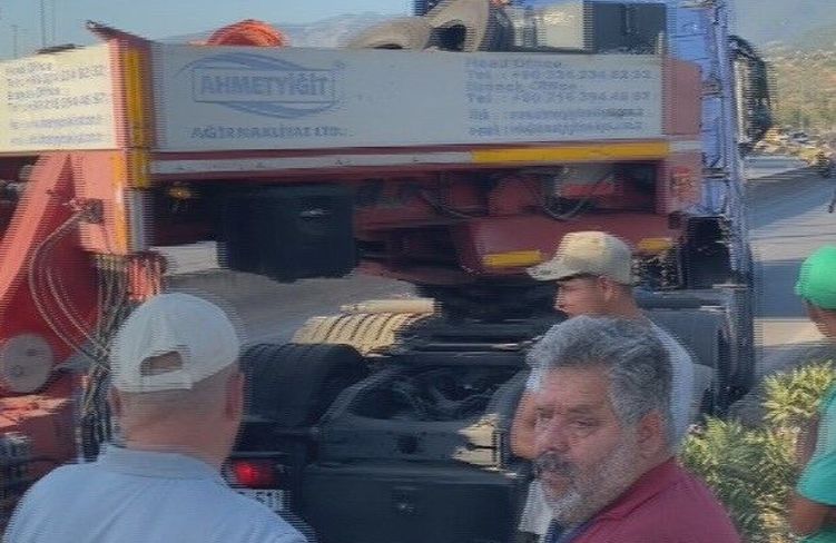 Hatay'da devrilen tır yolu trafiğe kapattı, uzun araç kuyruğu oluştu