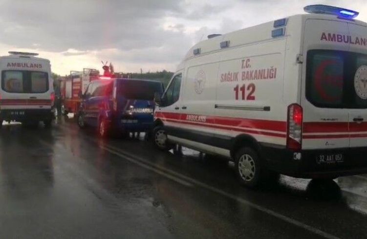 Isparta'da tur minibüsü şarampole yuvarlandı: 4 ölü, 16 yaralı