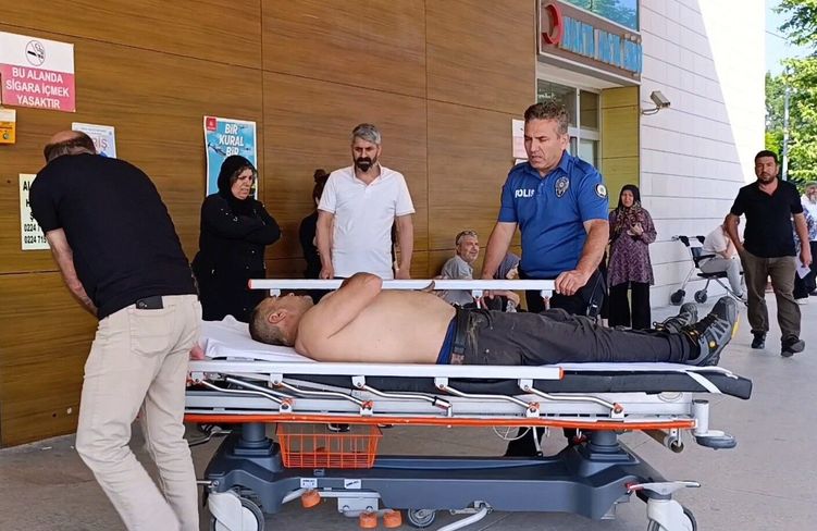 Kiraz toplamak için ağaca çıktı, düşerek ağır yaralandı