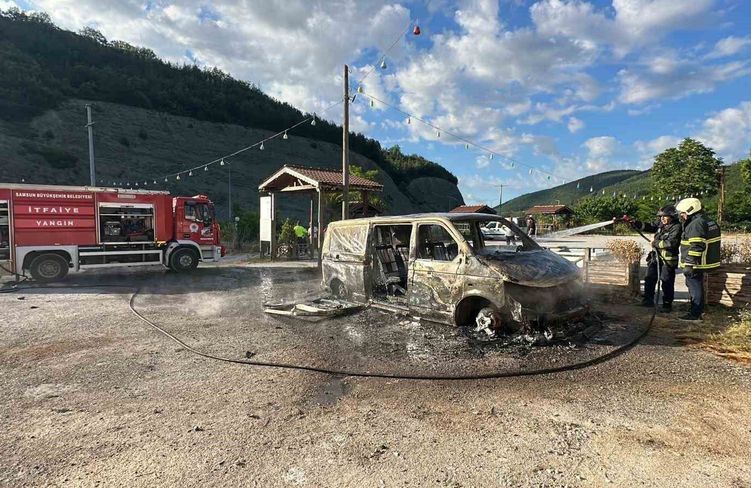 Park halindeki panelvan alevlere teslim oldu