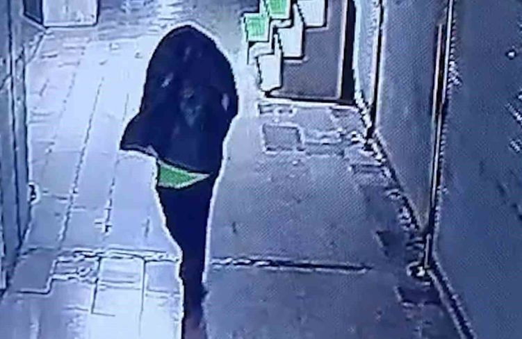 Tanınmamak için başına çöp poşeti geçirip yangın çıkaran şahıs kameralara yakalandı