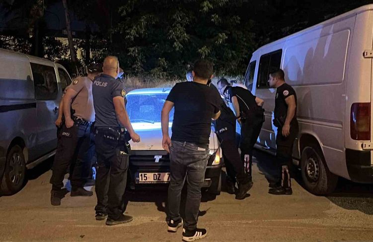 Burdur'da aracın içinde hareketsiz bulunan genç hastanede hayatını kaybetti