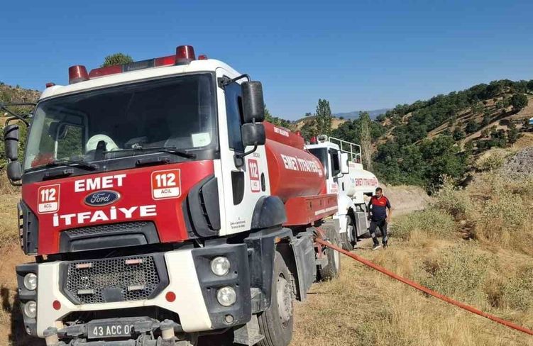 Emet'te ahır ve samanlık yangını: 2 büyükbaş hayvan telef oldu, 400 balya saman yandı