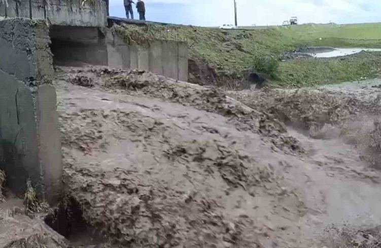 Kars'ta sel alarmı: Şiddetli yağış köy yolunu ulaşıma kapattı