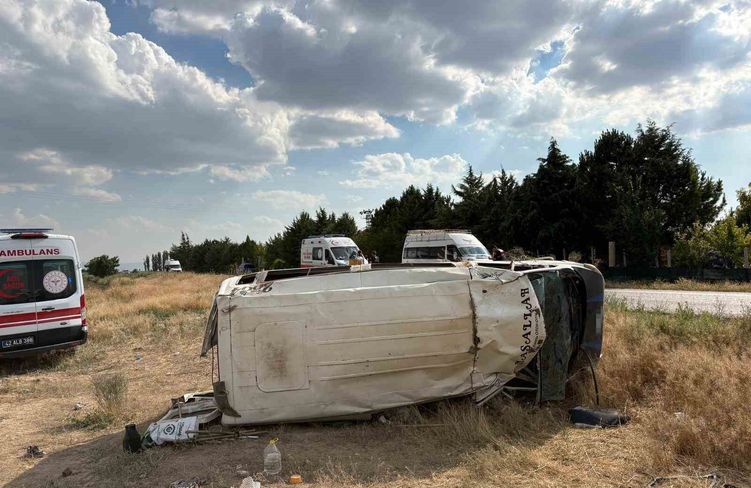 Tarım işçilerini taşıyan minibüs devrildi: 17 yaralı