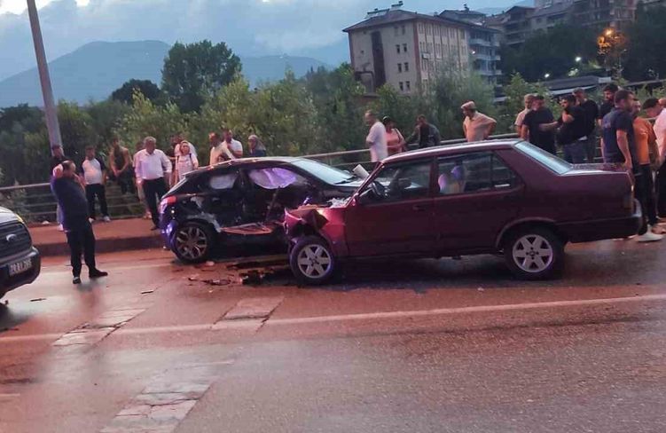 Yağışlı yolda iki otomobil çarpıştı: 4 yaralı