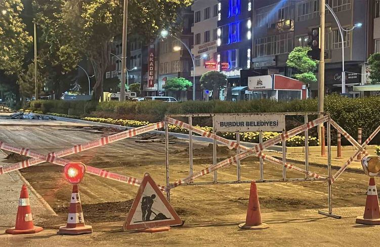Burdur'da belediyenin gece yaptığı yol çalışması vatandaş talebiyle polis tarafından durduruldu