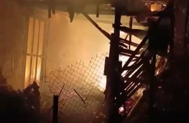 Hatay'da 2 katlı ahşap ev alevlere teslim oldu