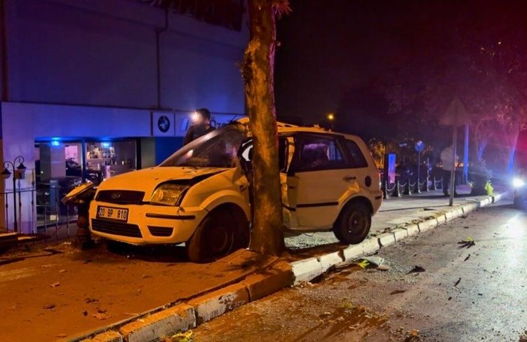 Kontrolden çıkan otomobil ağaca çarparak durabildi: 1 yaralı