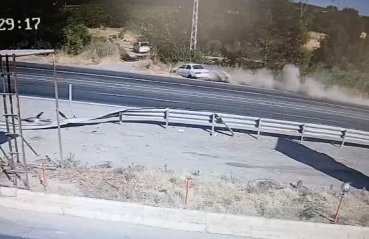 Kontrolden çıkan otomobil şarampole devrildi: 2 yaralı