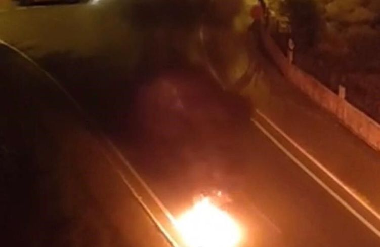 Seyir halindeki motosiklet alev alev yandı