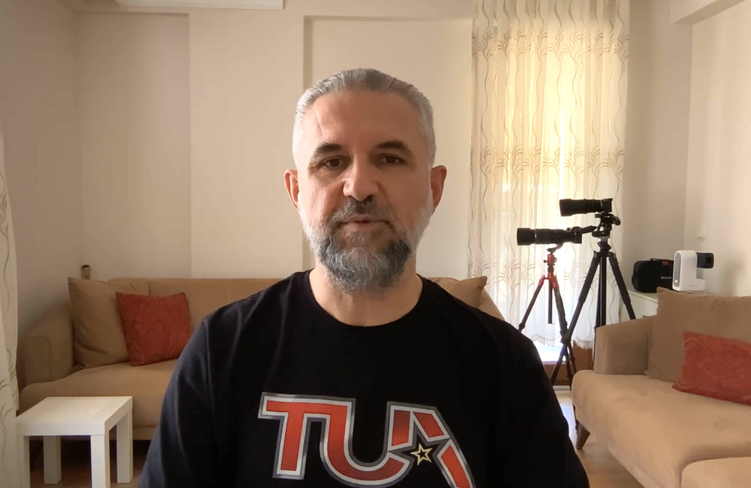 Beyaz önlükten teleskoba uzanan gökyüzü tutkusu